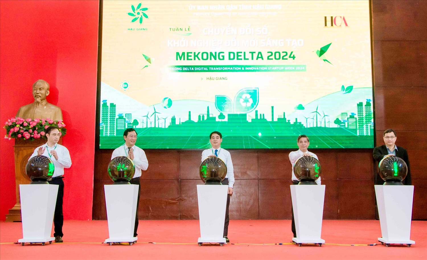 Ông Nghiêm Xuân Thành, Bí thư Tỉnh uỷ Hậu Giang ( đứng giữa) cùng Ban tổ chức thực hiện nghi thức khai mạc Tuần lễ Chuyển đổi số và Khởi nghiệp đổi mới sáng tạo - Mekong Delta 2024