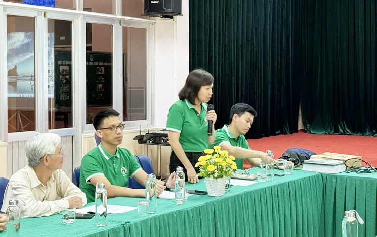 Phó Giáo sư, Tiến sĩ Phạm Thanh Huyền, Giám đốc Trung tâm Tài nguyên dược liệu phát biểu tại buổi làm việc.