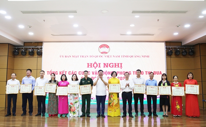 Ủy ban MTTQ Việt Nam tỉnh Quảng Ninh tặng Bằng khen cho 15 cá nhân có thành tích xuất sắc 