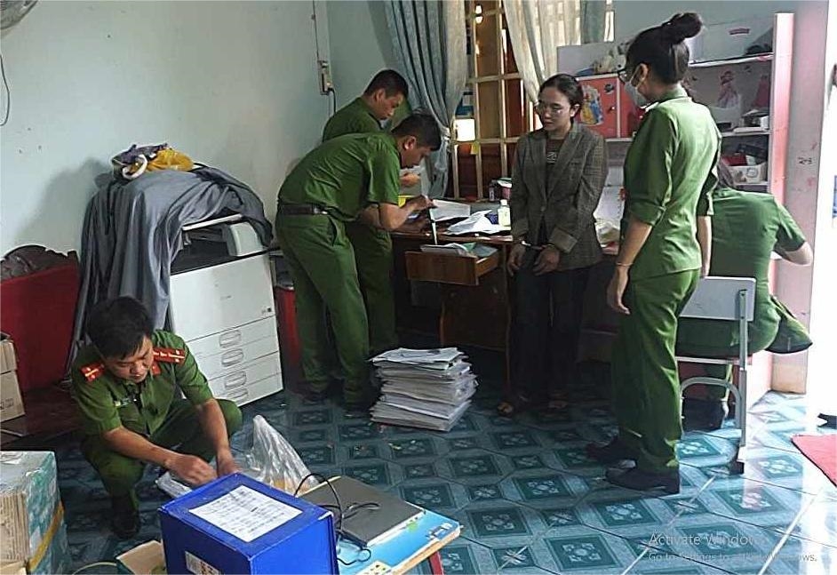 Lực lượng Công an thực hiện khám xét nơi làm việc của Nguyễn Văn Sanh và Nguyễn Thị Trang