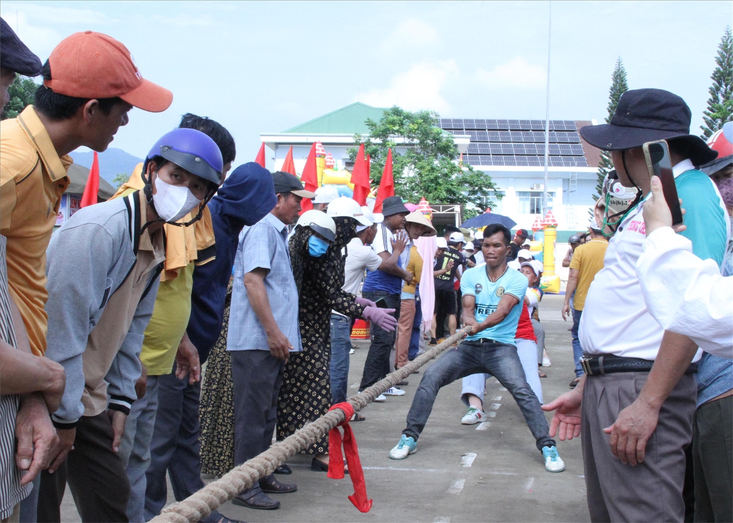 Các vận động viên đến từ các địa phương trên địa bàn huyện Krông Bông tham gia thi kéo co