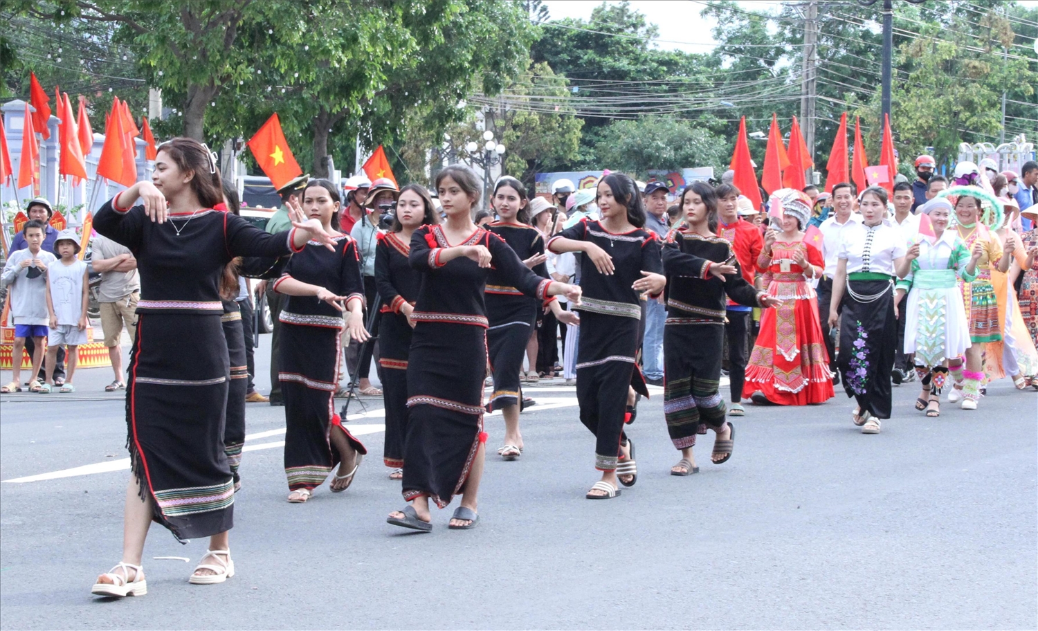 Em kg tin: Đắk Lắk: Nét đẹp văn hóa các dân tộc trong Lễ hội đường phố ở huyện vùng sâu 7