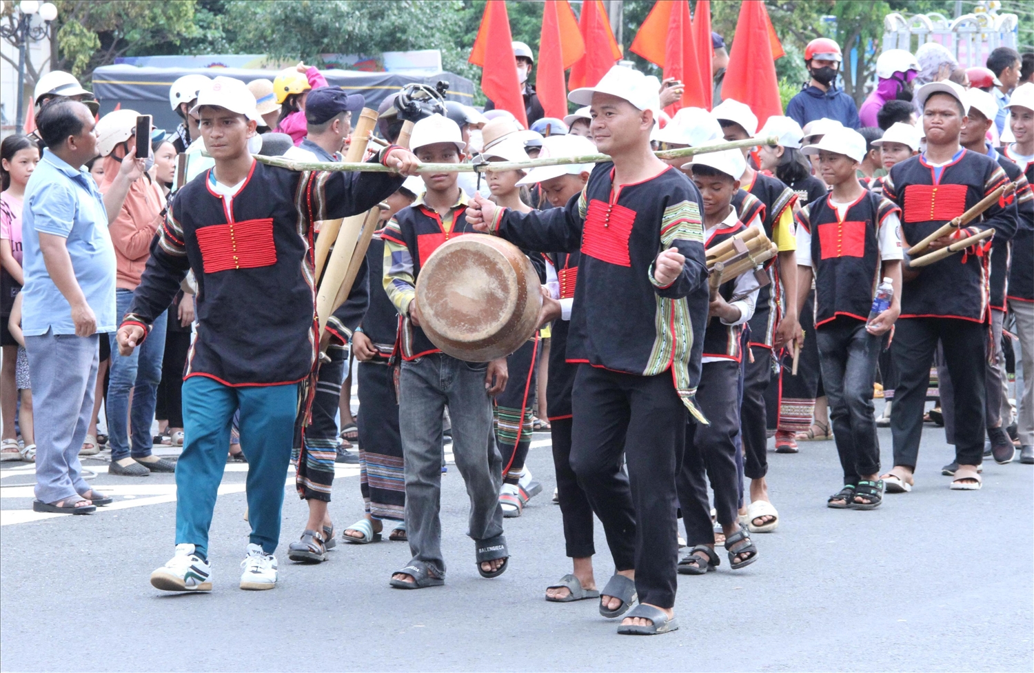 Em kg tin: Đắk Lắk: Nét đẹp văn hóa các dân tộc trong Lễ hội đường phố ở huyện vùng sâu 8