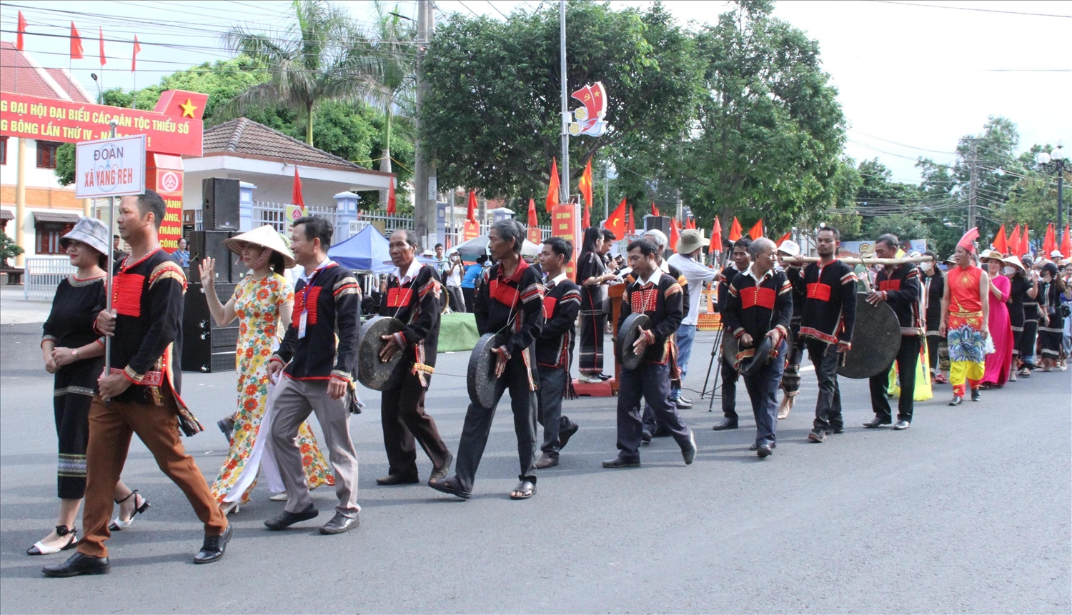 Em kg tin: Đắk Lắk: Nét đẹp văn hóa các dân tộc trong Lễ hội đường phố ở huyện vùng sâu 3