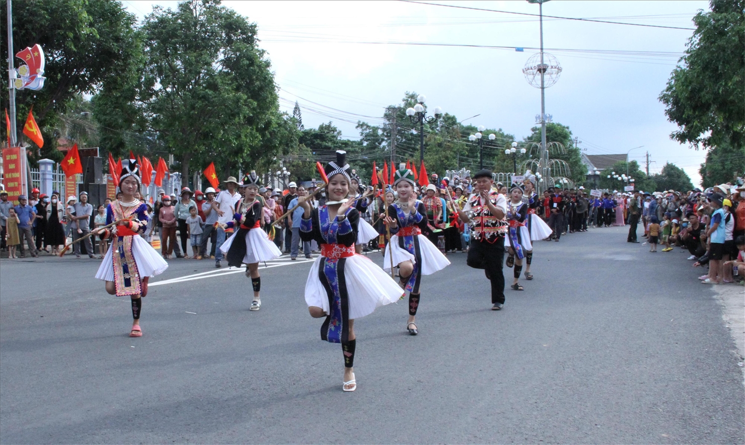 Em kg tin: Đắk Lắk: Nét đẹp văn hóa các dân tộc trong Lễ hội đường phố ở huyện vùng sâu 5
