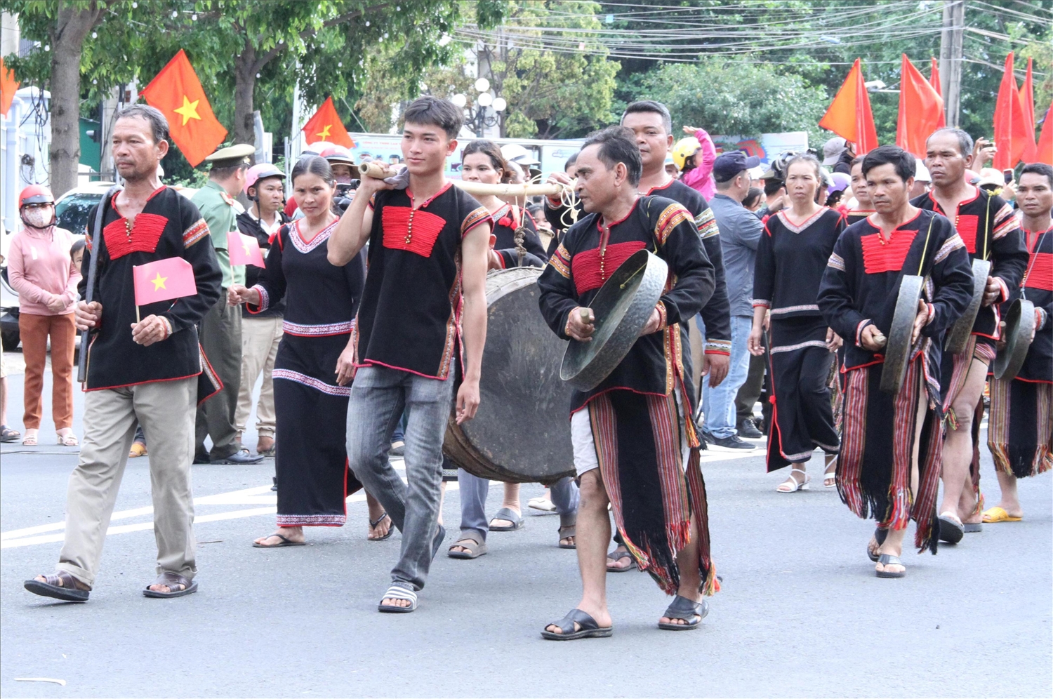 Em kg tin: Đắk Lắk: Nét đẹp văn hóa các dân tộc trong Lễ hội đường phố ở huyện vùng sâu 6