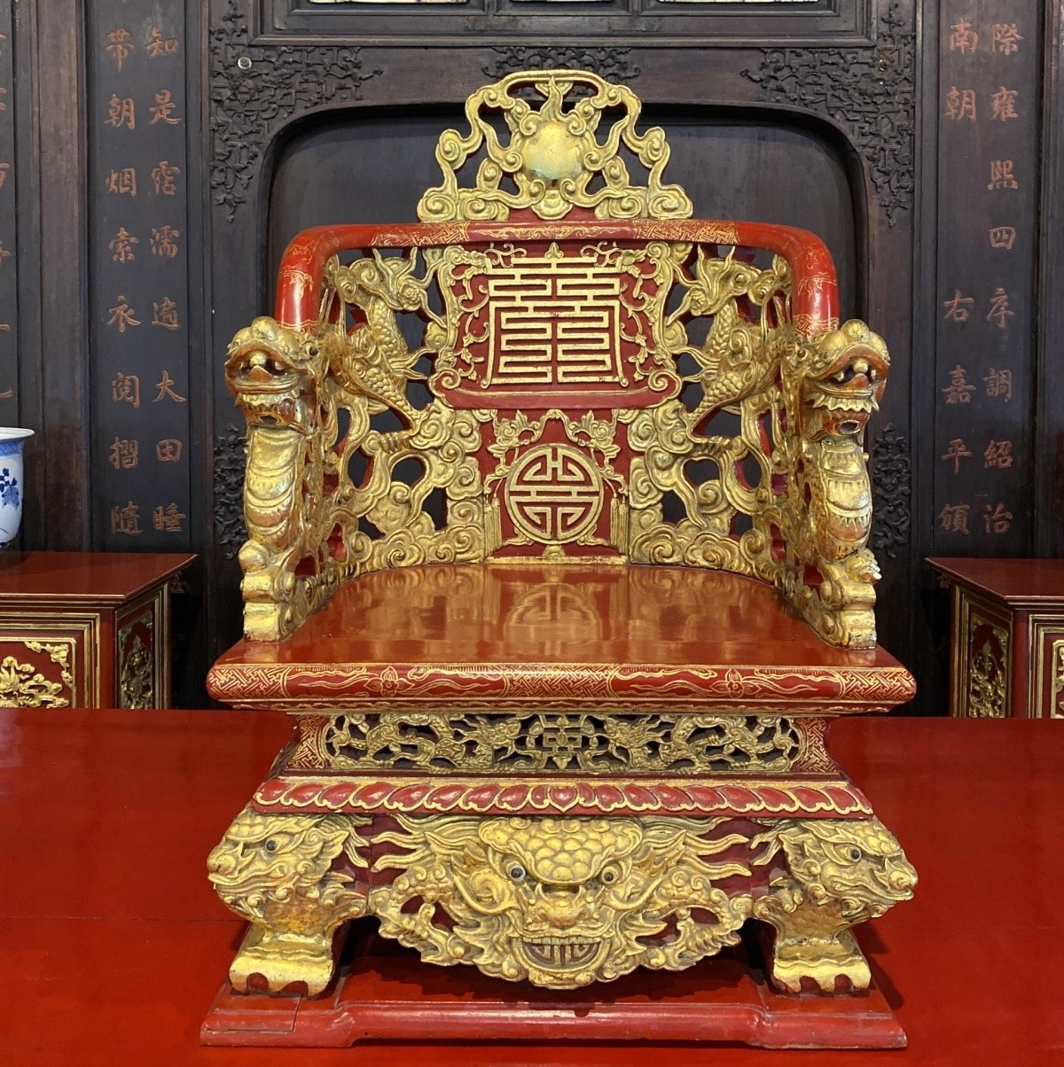 Ngai vua bằng chất liệu gỗ sơn son thếp vàng, thời Khải Định (1916-1925) trưng bày tại điện Long An - Bảo tàng Cổ vật Cung đình Huế. (Ảnh: Trung tâm Bảo tồn Di tích Cố đô Huế)