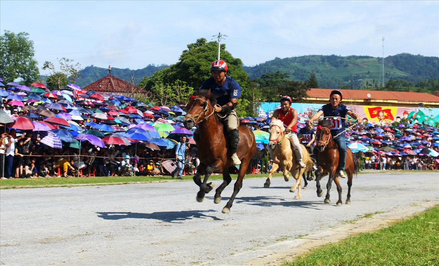 Lễ hội đua ngựa truyền thống Bắc Hà thu hút hàng vạn du khách trong và ngoài nước đến xem và cổ vũ