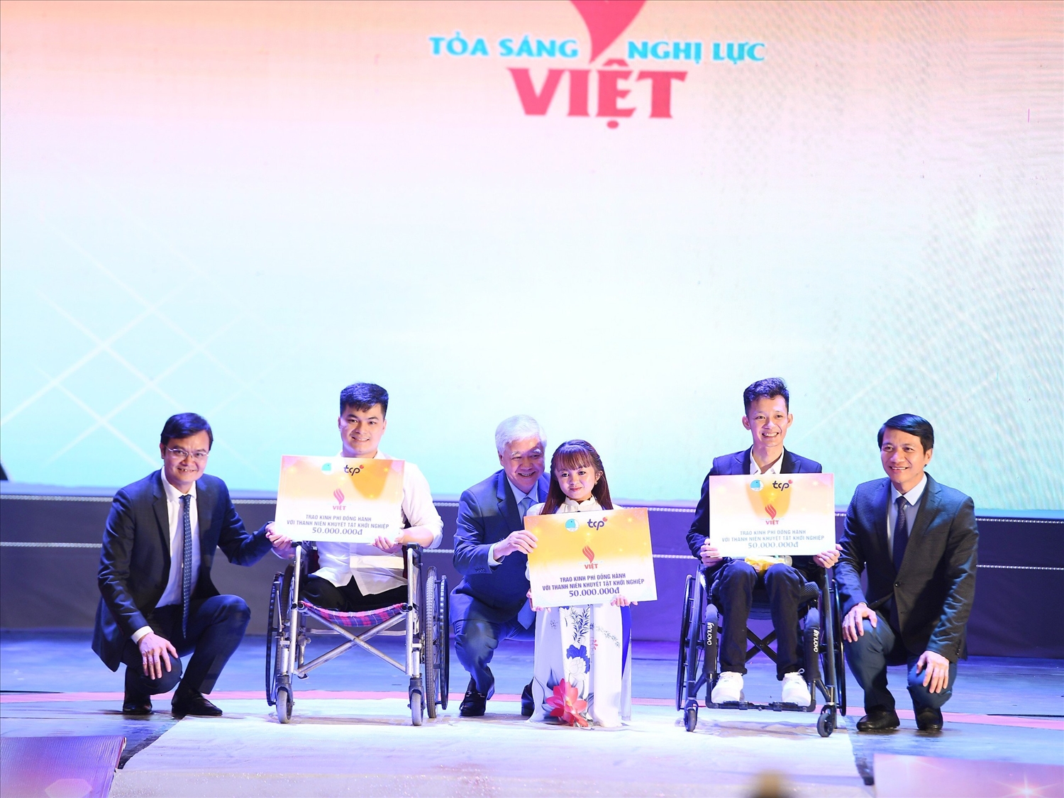 Các tấm gương thanh niên khuyết tật được tuyên dương tại Chương trình “Tỏa sáng Nghị lực Việt” năm 2023