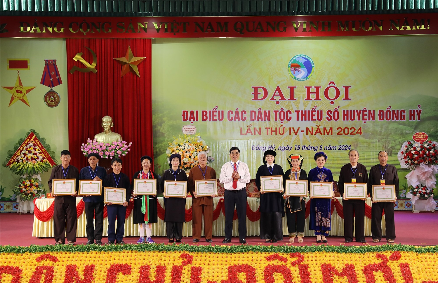Các đại biểu tham dự Đại hội Đại biểu DTTS huyện Đồng Hỷ nhận Quyết định khen thưởng vì đã có thành tích trong thực hiện công tác dân tộc, chính sách dân tộc giai đoạn 2019-2024