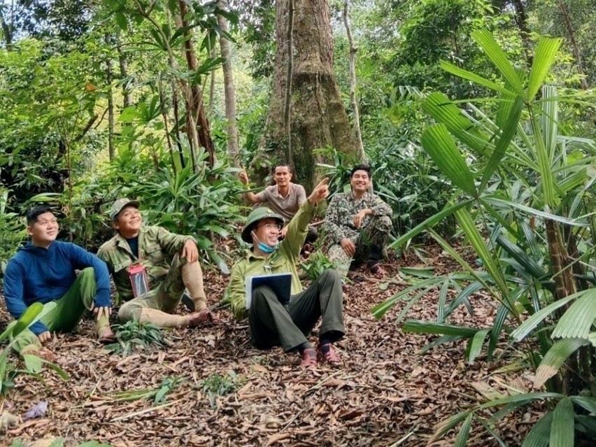 Phút nghỉ ngơi của người dân địa phương và lực lượng chức năng trong quá trình tuần tra, bảo vệ rừng trên địa bàn bản Phú Minh, xã Thượng Hóa, huyện Minh Hóa, tỉnh Quảng Bình (Ảnh: Tuấn Anh).
