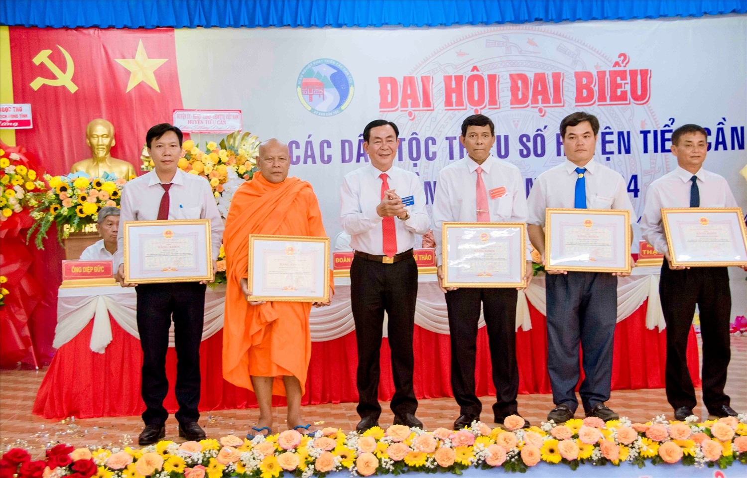 Ông Lê Thanh Bình, Phó Chủ tịch UBND tỉnh trao bằng của Chủ tịch UBND tỉnh đến các Tập thể đã có thành tích xuất sắc trong thực hiện chính sách dân tộc và có nhiều đóng góp trong phát triển kinh tế - xã hội, quốc phòng - an ninh đối với vùng đồng bào DTTS