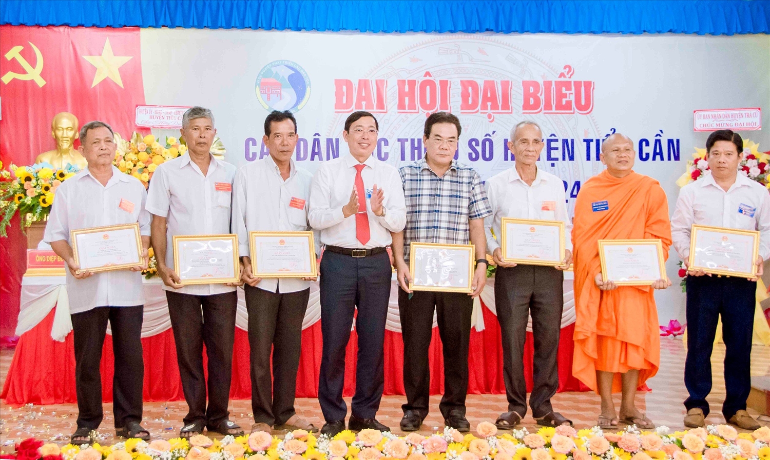 Ông Nguyễn Văn Phương, Bí thư Huyện uỷ trao giấy khen của Chủ tịch UBND huyện đến các vị Người có uy tín