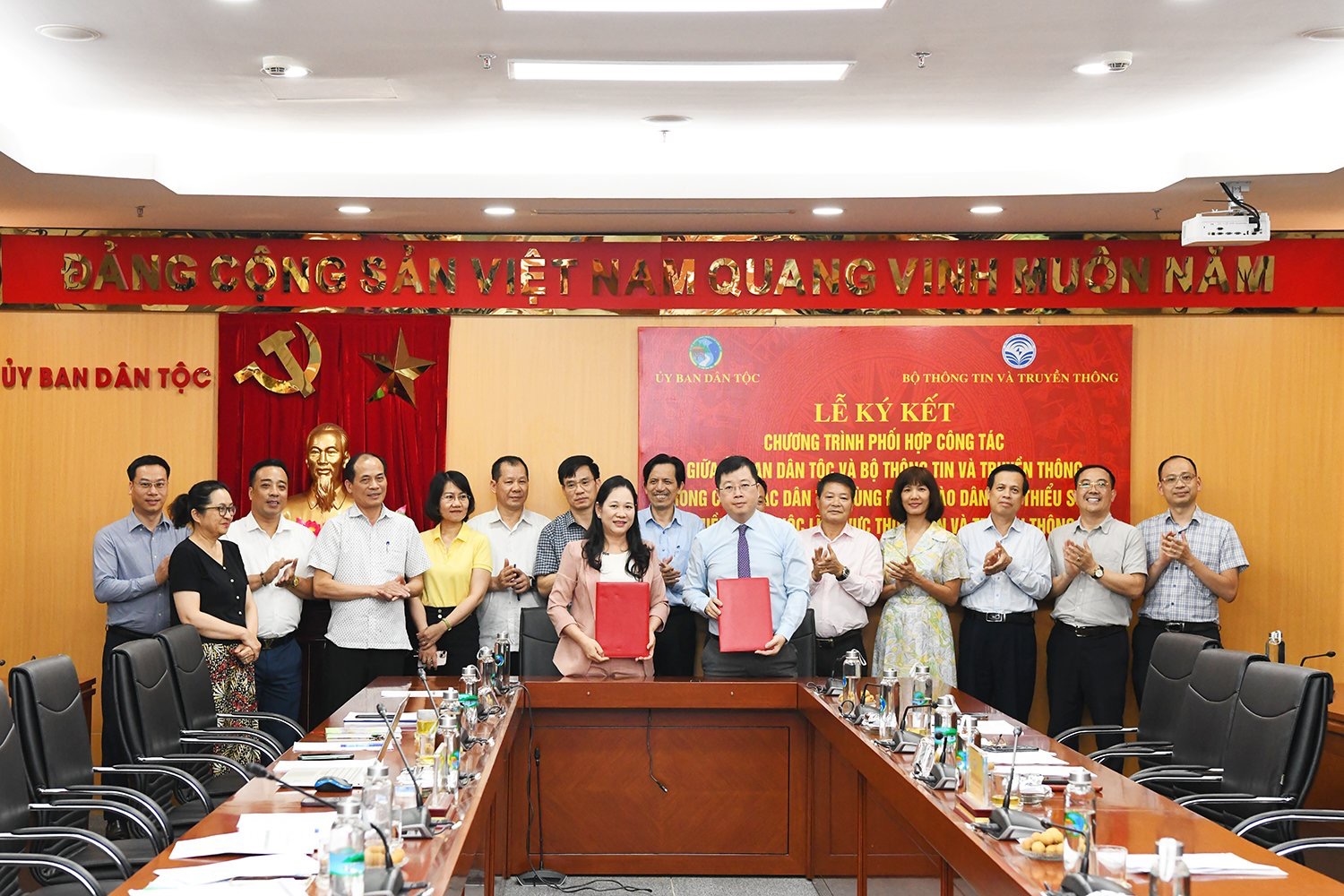 Thứ trưởng, Phó Chủ nhiệm UBDT Nông Thị Hà và Thứ trưởng Bộ TT&TT Nguyễn Thanh Lâm chủ trì Lễ ký kết 