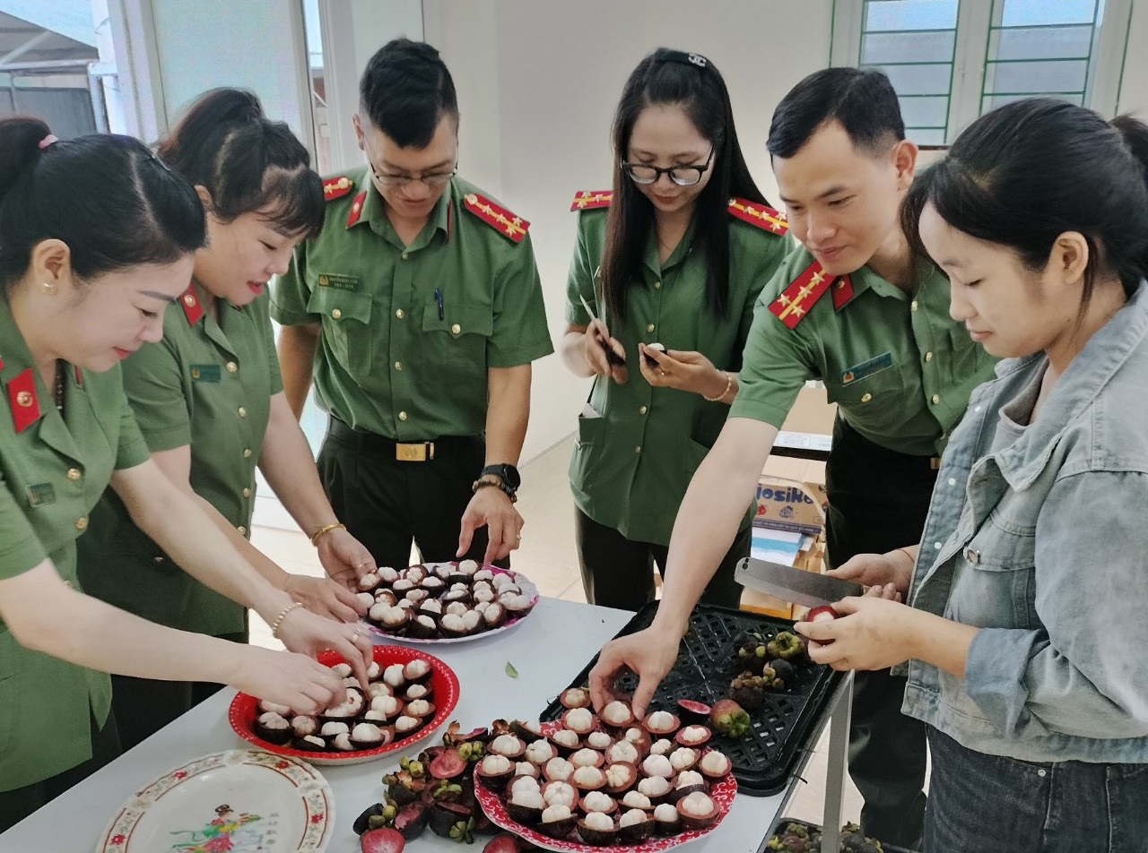 Cán bộ, chiến sĩ Công an tỉnh Hà Giang chung tay chuẩn bị cho Chương trình