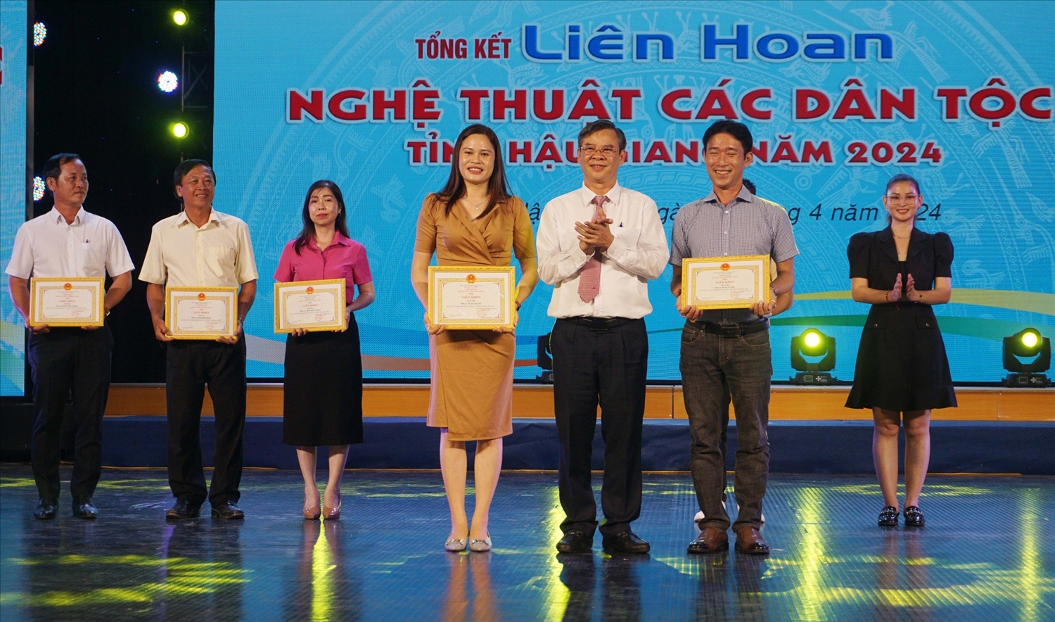 Ông Trương Cảnh Tuyên, Phó Chủ tịch Thường trực tỉnh Hậu Giang, trao giấy chứng nhận cho các thí đạt giải cao tại Liên hoan nghệ thuật các dân tộc tỉnh Hậu Giang vào tháng 4, năm 2024