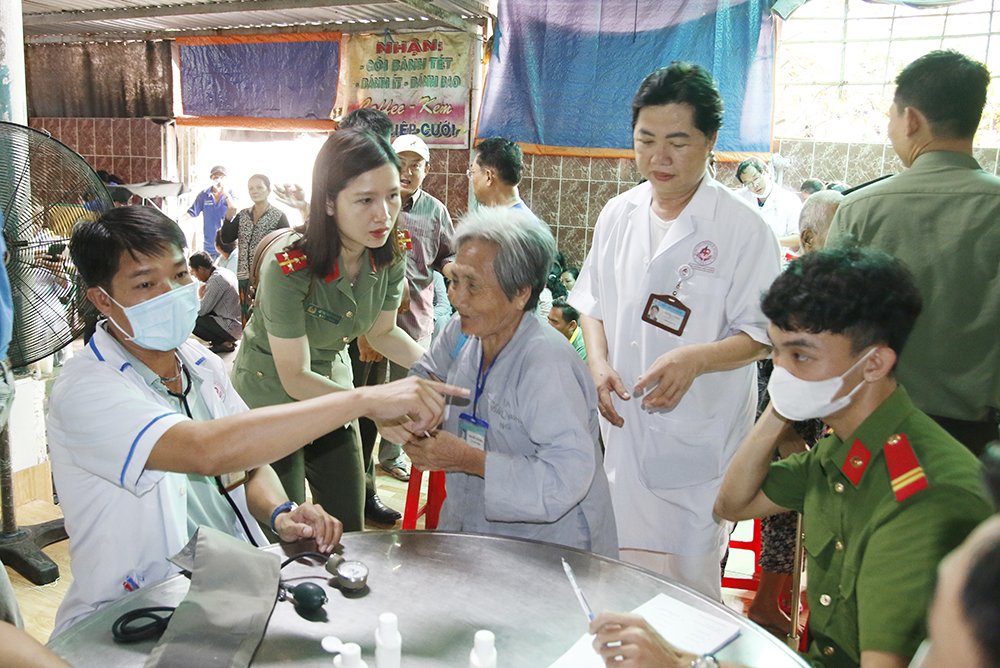 Các y, bác sĩ Bệnh viện tim mạch An Giang thăm khám bệnh cho người dânbị khiếm thị 