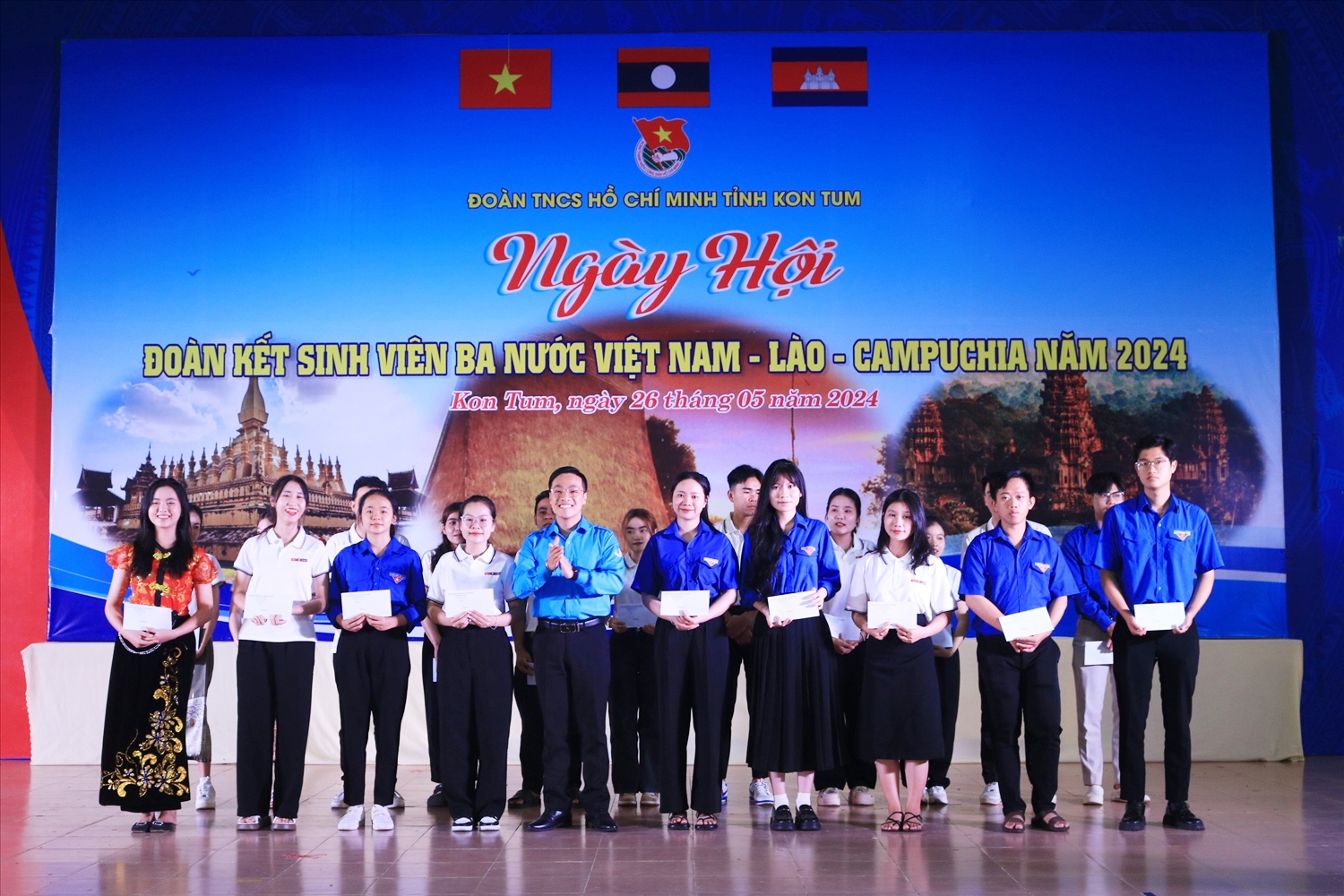 Tỉnh đoàn Kon Tum trao tặng học bổng cho các bạn sinh viên Việt Nam, Lào, Campuchia đạt thành tích cao trong học tập