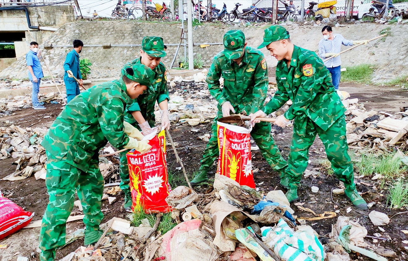 Cán bộ, chiến sĩ Đồn Biên phòng Trung Bình, BĐBP Sóc Trăng phối hợp với tổ chức Đoàn địa phương tiến hành thu gom hàng tấn rác thải tại khu vực cống Kênh Ba, thị trấn Trần Đề, huyện Trần Đề