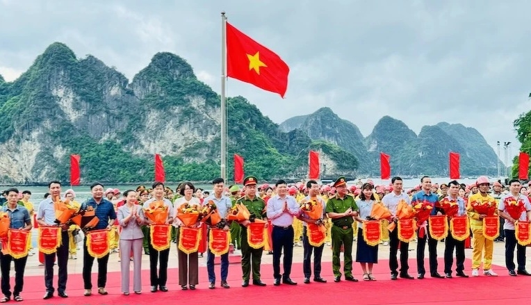 Lãnh đạo tỉnh Quảng Ninh và Ban tổ chức tặng cờ lưu niệm cho các Đội tham gia Hội thi