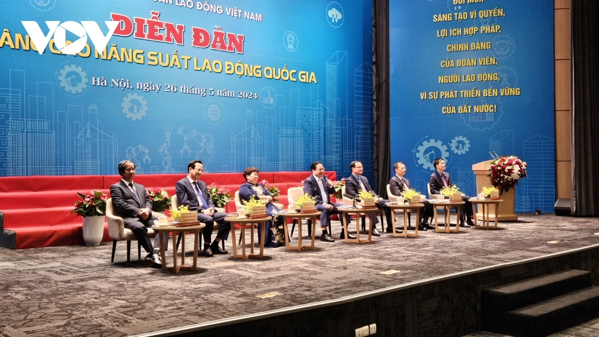 Thủ tướng Phạm Minh Chính cùng các đại biểu tham dự diễn đàn
