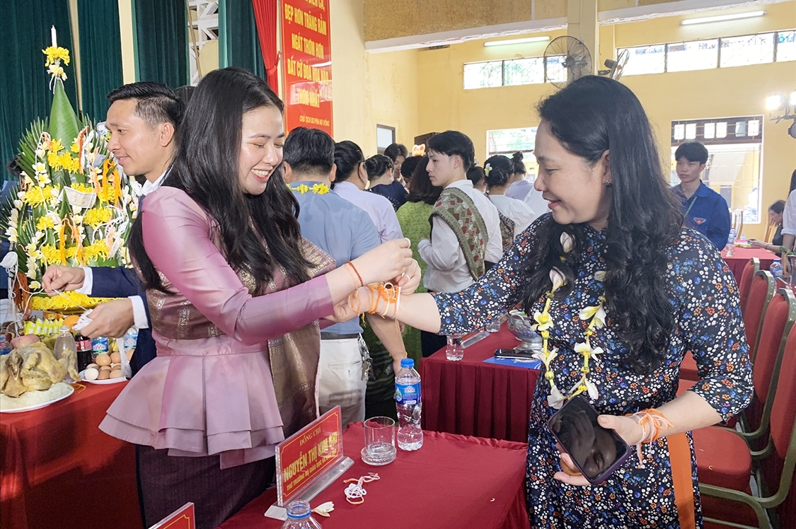 Lưu học sinh Lào buộc chỉ cổ tay và gửi lời chúc phúc tới Thứ trưởng, Phó Chủ nhiệm Ủy ban Dân tộc Nông Thị Hà