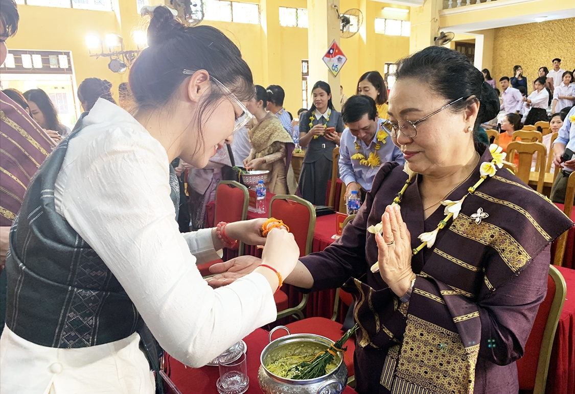 Đại sứ đặc mệnh toàn quyền nước CHDC Nhân dân Lào tại Việt Nam Khăm phâu Ân Thạ Văn cảm động khi được đón Tết cổ truyền dân tộc cùng các em lưu học sinh tại Trường Hữu nghị T78