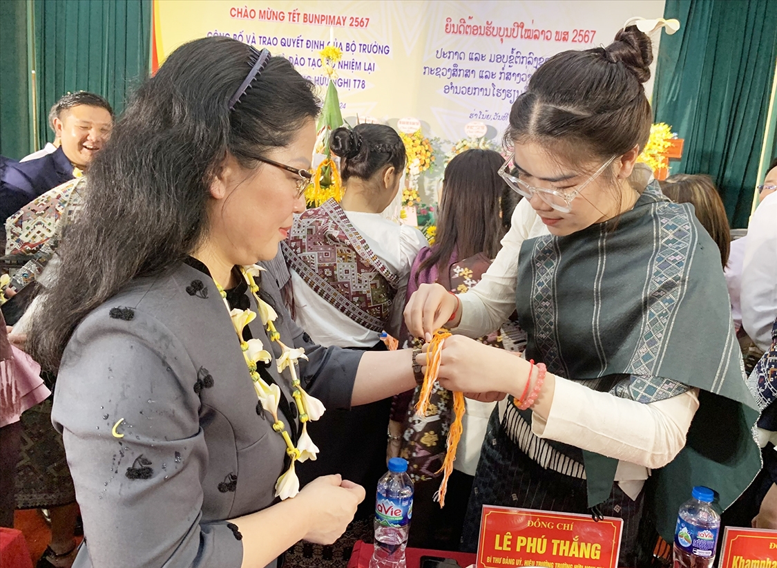 Các em LHS Lào buộc chỉ cổ tay và nhiều lời chúc tốt đẹp, Thứ trưởng Bộ Giáo dục và Đào tạo Nguyễn Thị Kim Chi 