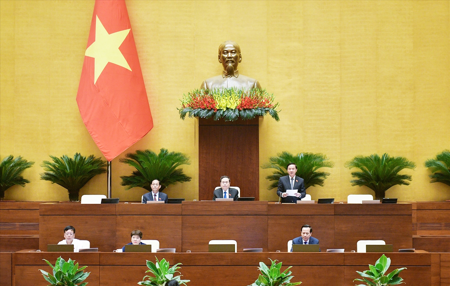 Phó Chủ tịch Quốc hội Nguyễn Khắc Định điều hành phiên thảo luận