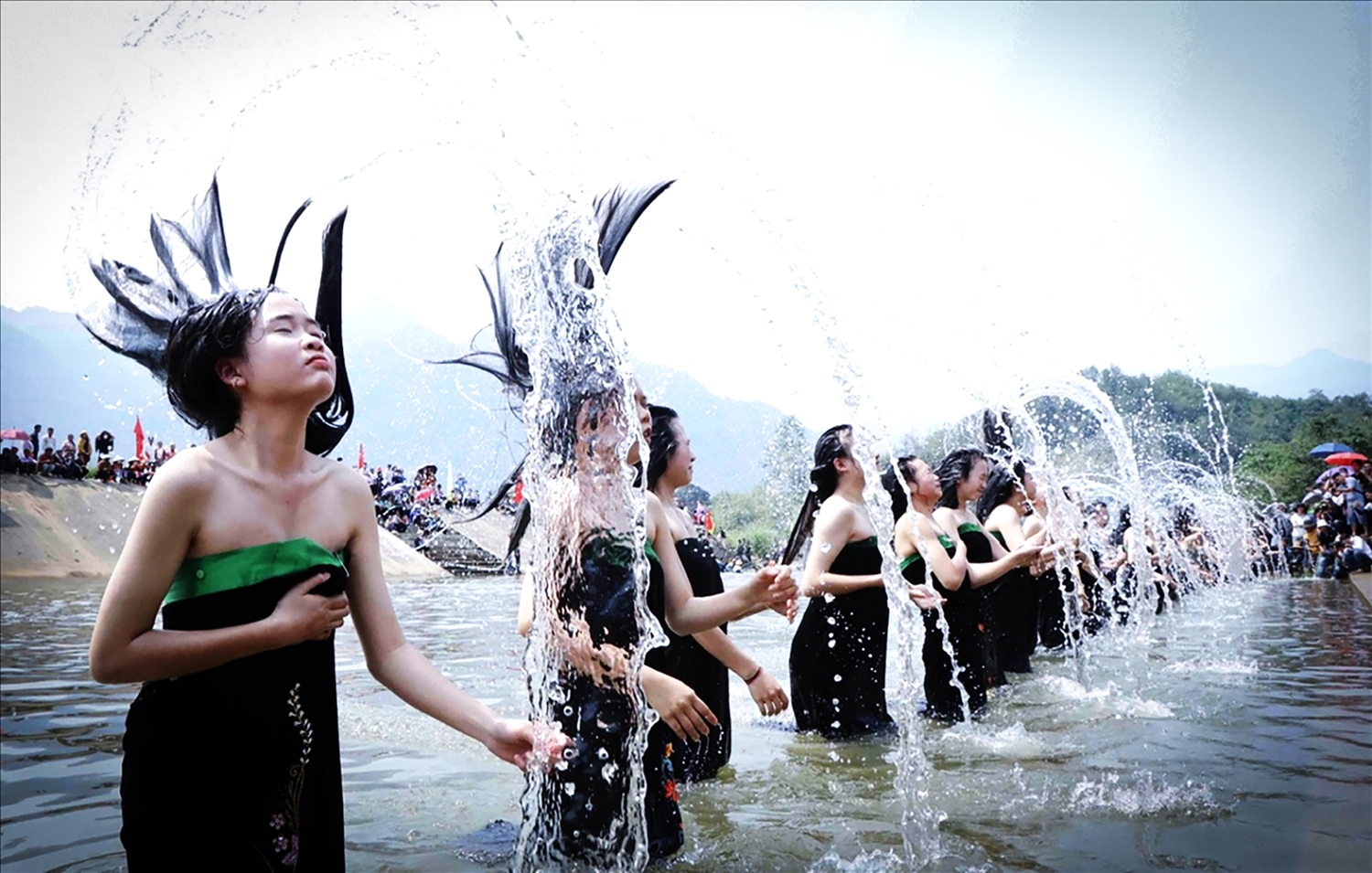Hơn 40 cô thiếu nữ tái hiện tục gội đầu bên suối Nậm Lùm