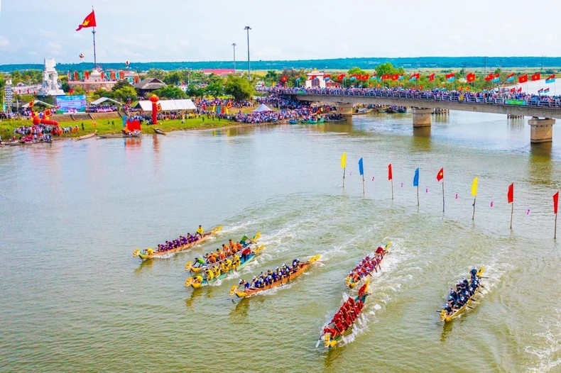 Hằng năm, tại Khu di tích quốc gia đặc biệt Đôi bờ Hiền Lương-Bến Hải, tỉnh Quảng Trị tổ chức lễ hội Thống nhất non sông, nhân lên giá trị hòa bình