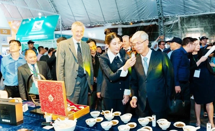 Lãnh đạo TP. Hồ Chí Minh và khách quốc tế thưởng thức trà thương hiệu DOIDEP