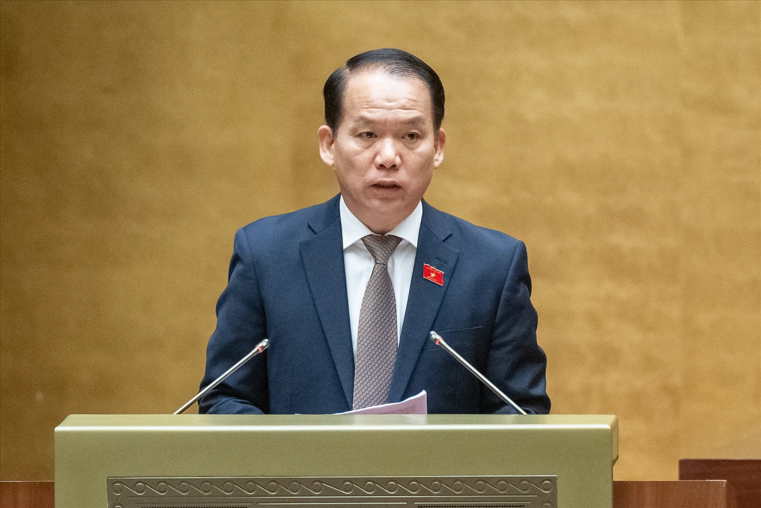 Chủ nhiệm Ủy ban Pháp luật của Quốc hội Hoàng Thanh Tùng trình bày Báo cáo 