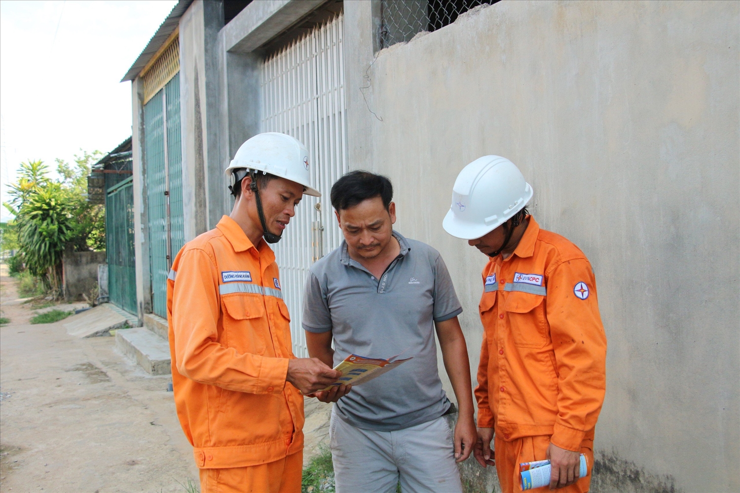 Nhân viên PC Kon Tum tuyên truyền người dân bảo vệ hành lang an toàn lưới điện