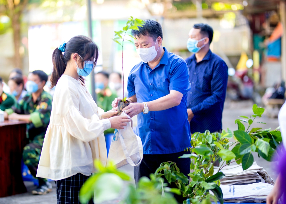 Mô hình “Đổi rác thải nhựa lấy cây xanh” tại huyện Hoàng Su Phì, tỉnh Hà Giang