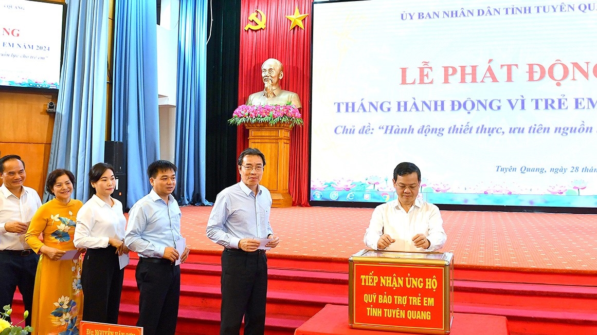 Lãnh đạo tỉnh Tuyên Quang và các đại biểu ủng hộ Quỹ Bảo trợ trẻ em của tỉnh. (Ảnh: Huy Hoàng)