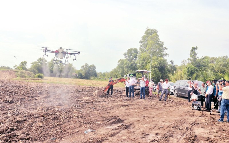 Người dân, doanh nghiệp đến tìm hiểu thiết bị không người lái, sử dụng phun thuốc bảo vệ thực vật trình diễn tại huyện Trà Cú (Ảnh: Minh Khởi).