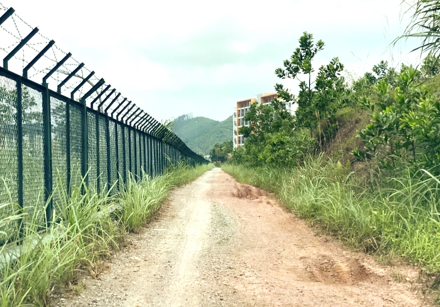Do không được tu sửa vì nằm trong dự án, tuyến đường trong thôn Khe Mai đã xuống cấp nghiêm trọng