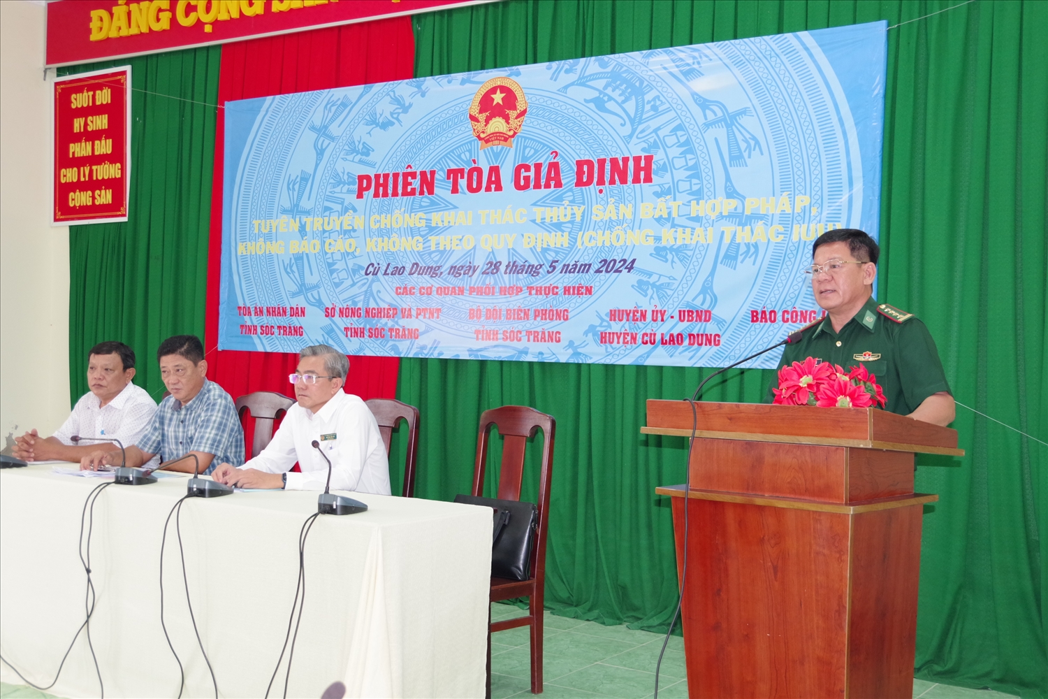 Đại tá Bùi Văn Bình, Phó Chỉ huy trưởng nghiệp vụ BĐBP tỉnh Sóc Trăng phát biểu khai mạc Phiên toà giả định 