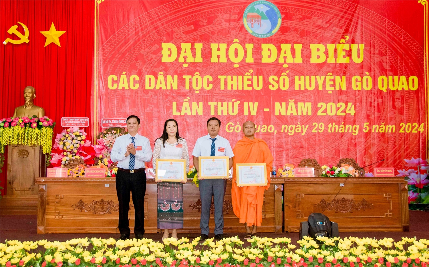 Lãnh đạo UBND huyện Gò Quao trao Giấy khen của UBND huyện cho các tập thể
