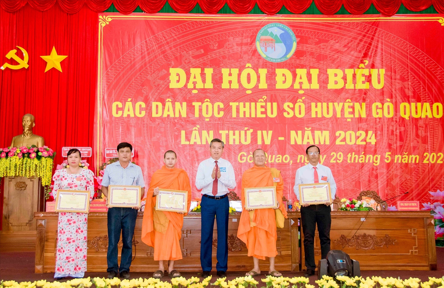 Phó Chủ tịch UBND tỉnh Nguyễn Lưu Trung trao Bằng khen của Chủ tịch UBND tỉnh Kiên Giang cho các tập thể và cá nhân