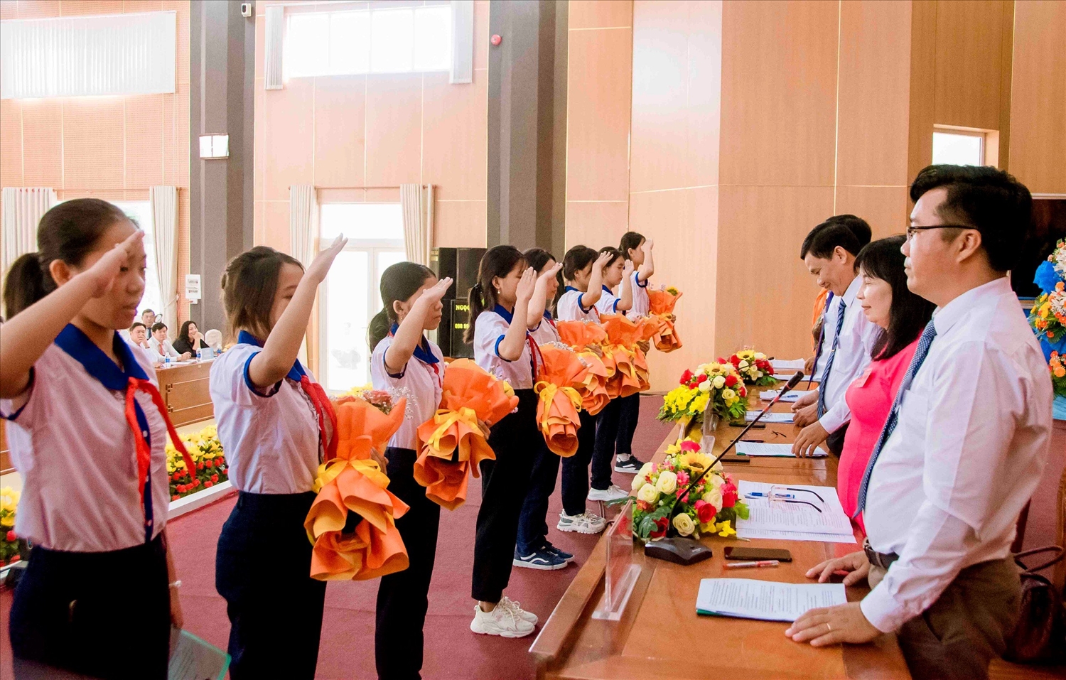 Các cháu học sinh Trường Dân tộc Nội trú huyện Gò Quao tặng hoa cho Đoàn Chủ tịch 