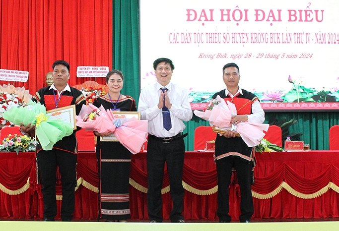 Phó Trưởng Ban Dân tộc tỉnh Đắk Lắk Lê Ngọc Vinh trao Giấy khen của Ban Dân tộc tỉnh cho tập thể, cá nhân