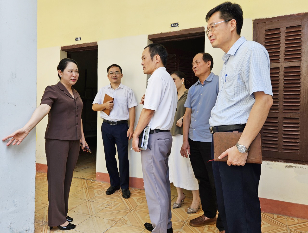 Thứ trưởng, Phó Chủ nhiệm Nông Thị Hà và Đoàn công tác kiểm tra cơ sở vật chất của Nhà trường