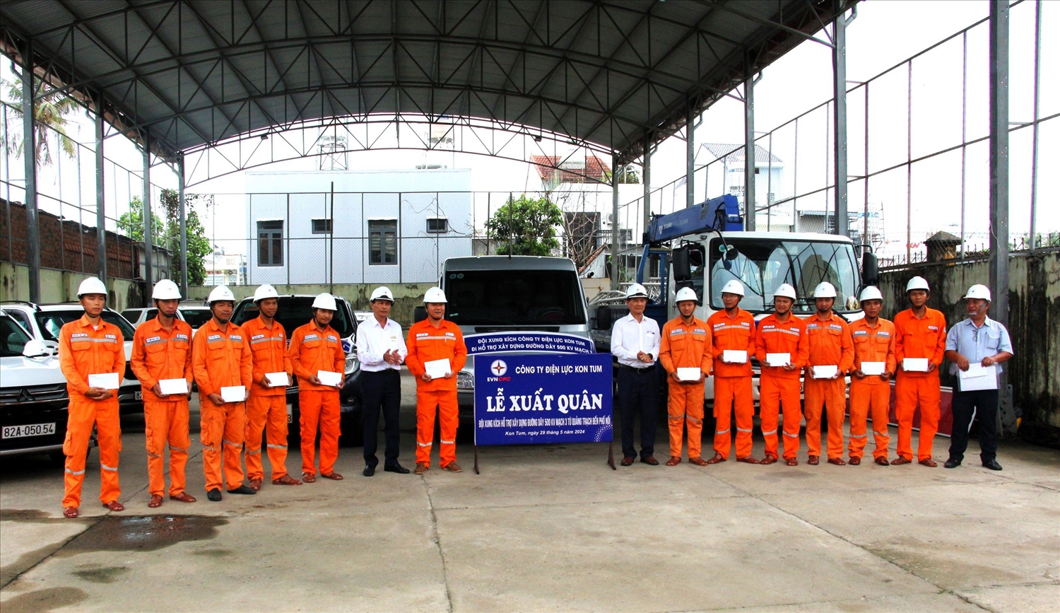 Lãnh đạo PC Kon Tum tặng quà, động viên cán bộ, công nhân viên tham gia hỗ trợ thi công xây dựng dự án Đường dây 500kV mạch 3 từ Quảng Trạch đến Phố Nối