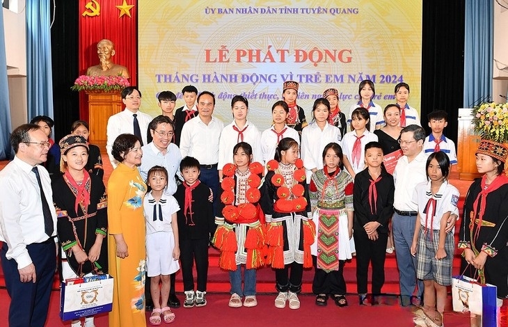 Lãnh đạo tỉnh Tuyên Quang, Cục trẻ em với các trẻ em tham dự buổi lễ