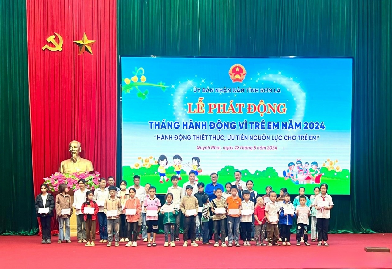Hội đồng bảo trợ, quỹ bảo trợ trẻ em tỉnh Sơn La tặng quà cho trẻ em có hoàn cảnh khó khăn trên địa bàn huyện Quỳnh Nhai(Ảnh TL)