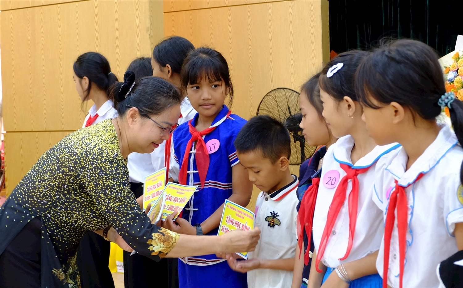 Bà Trương Thị Lộc, Giám đốc Sở LĐ-TB&XH tỉnh Quảng Nam trao học bổng cho học sinh khó khăn của huyện Nam Giang