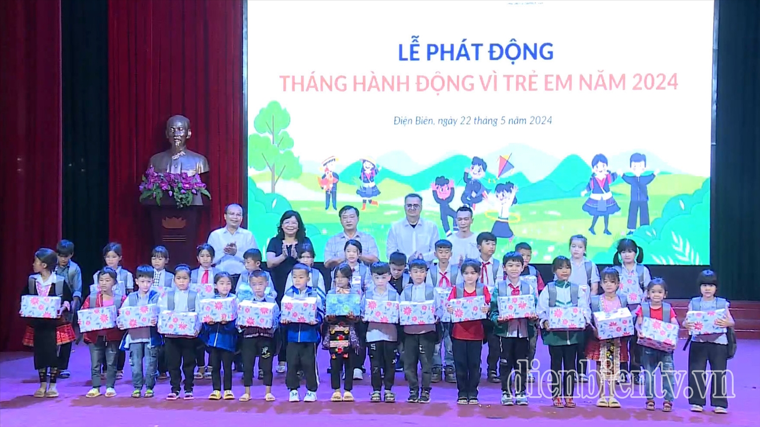 Lãnh đạo tỉnh Điện Biên cùng đại biểu trao quà cho trẻ em có hoàn cảnh khó khăn. (Ảnh: Dienbientv.vn)