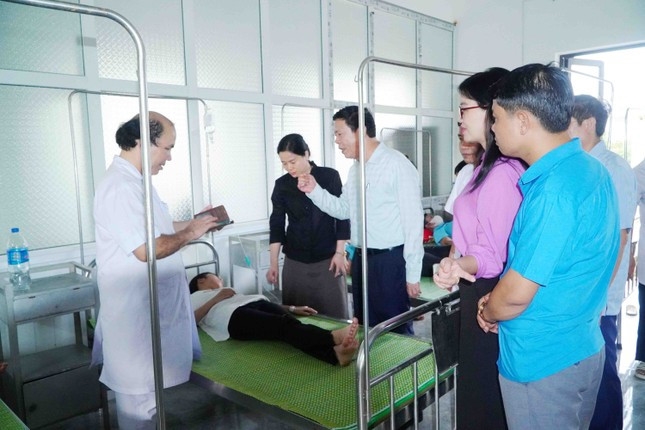 Lãnh đạo Sở Y tế Nghệ An, lãnh đạo huyện Yên Thành đến thăm hỏi các công nhân bị ngộ độc